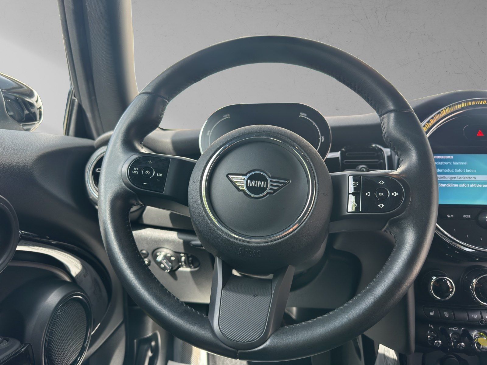 MINI Cooper SE Classic Piano Black - Samsaru's Car Outlet