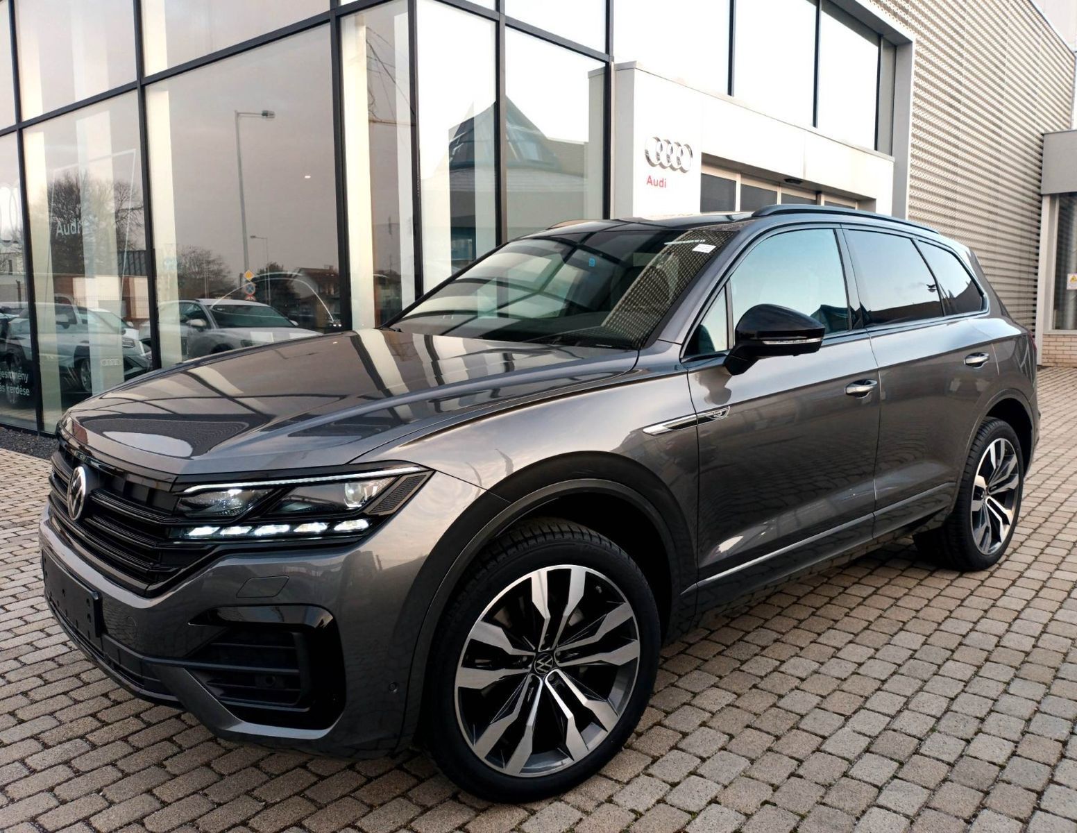 Volkswagen Touareg 3.0 TDI R-Line - Samsaru's Car Outlet