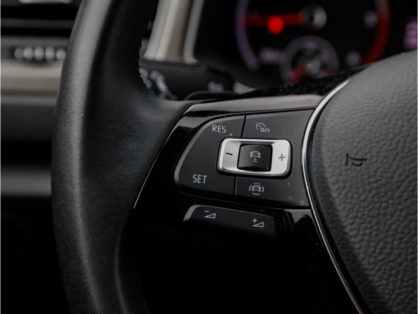 Volkswagen T-Roc STYLE 2.0 TDI DSG - Samsaru's Car Outlet