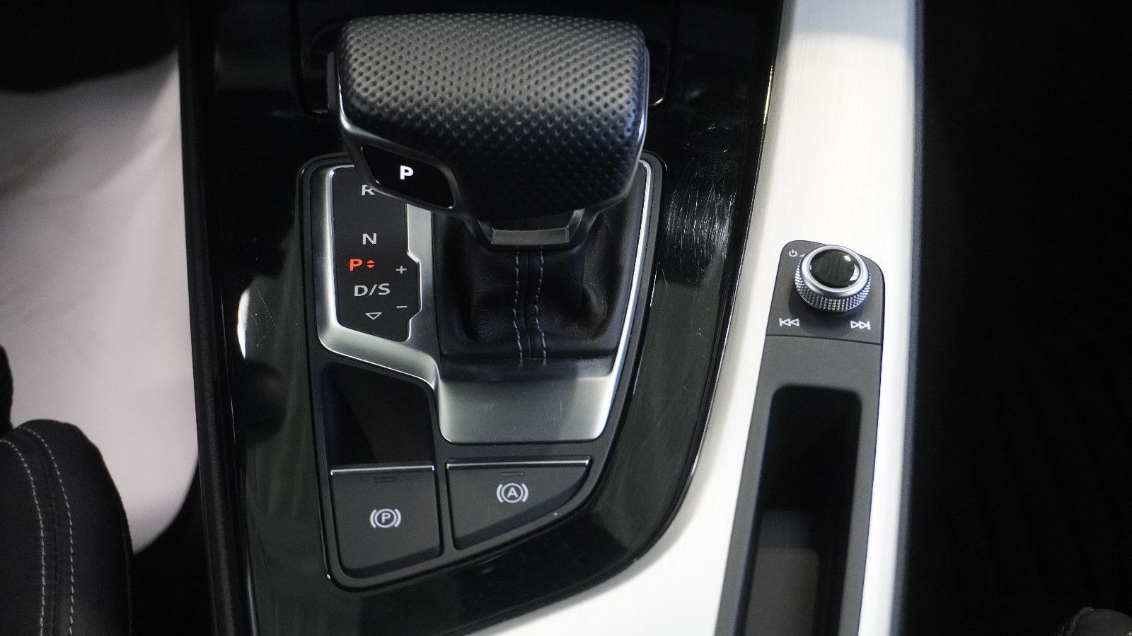 Audi A4 Avant 40 TFSI quatt S line - Samsaru's Car Outlet