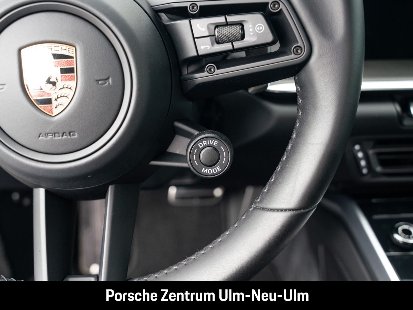 Porsche 992 911 Turbo S Pythongrün Sportabgasanlage LED