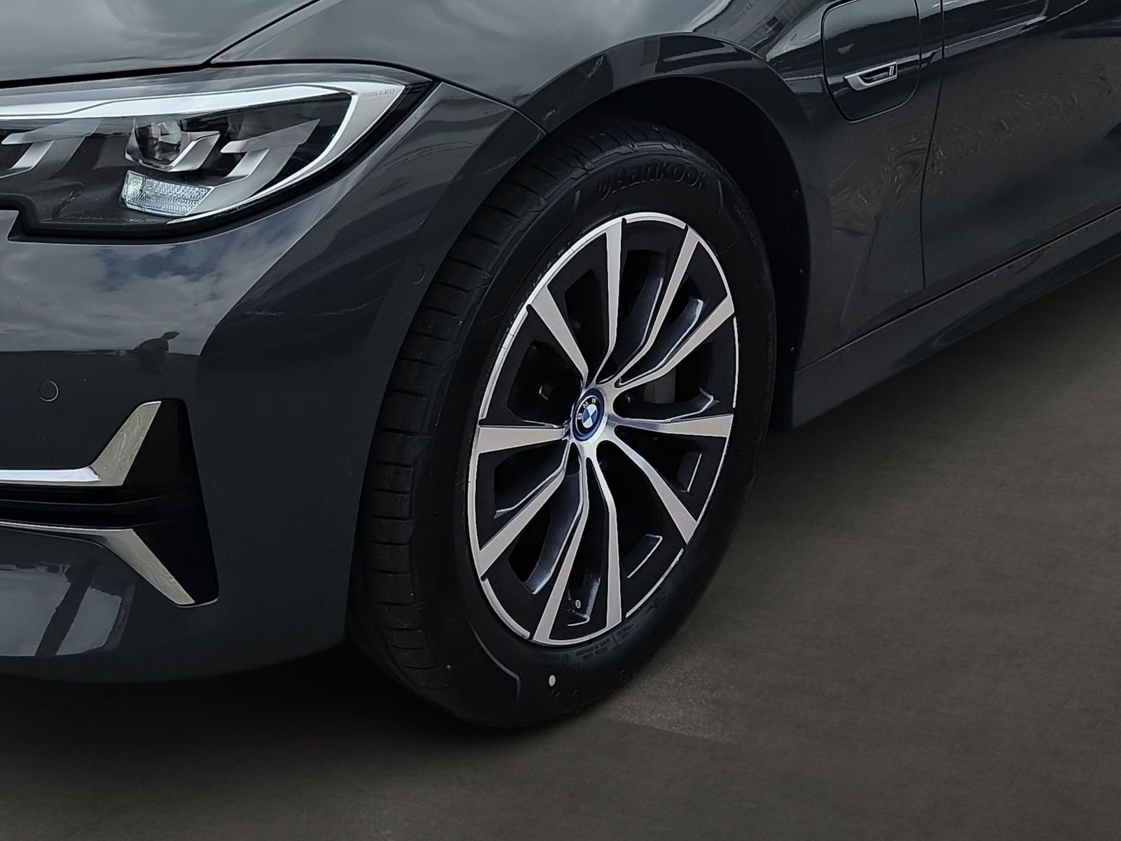 BMW 330e xDrive Touring Luxury-Line - Samsaru's Car Outlet
