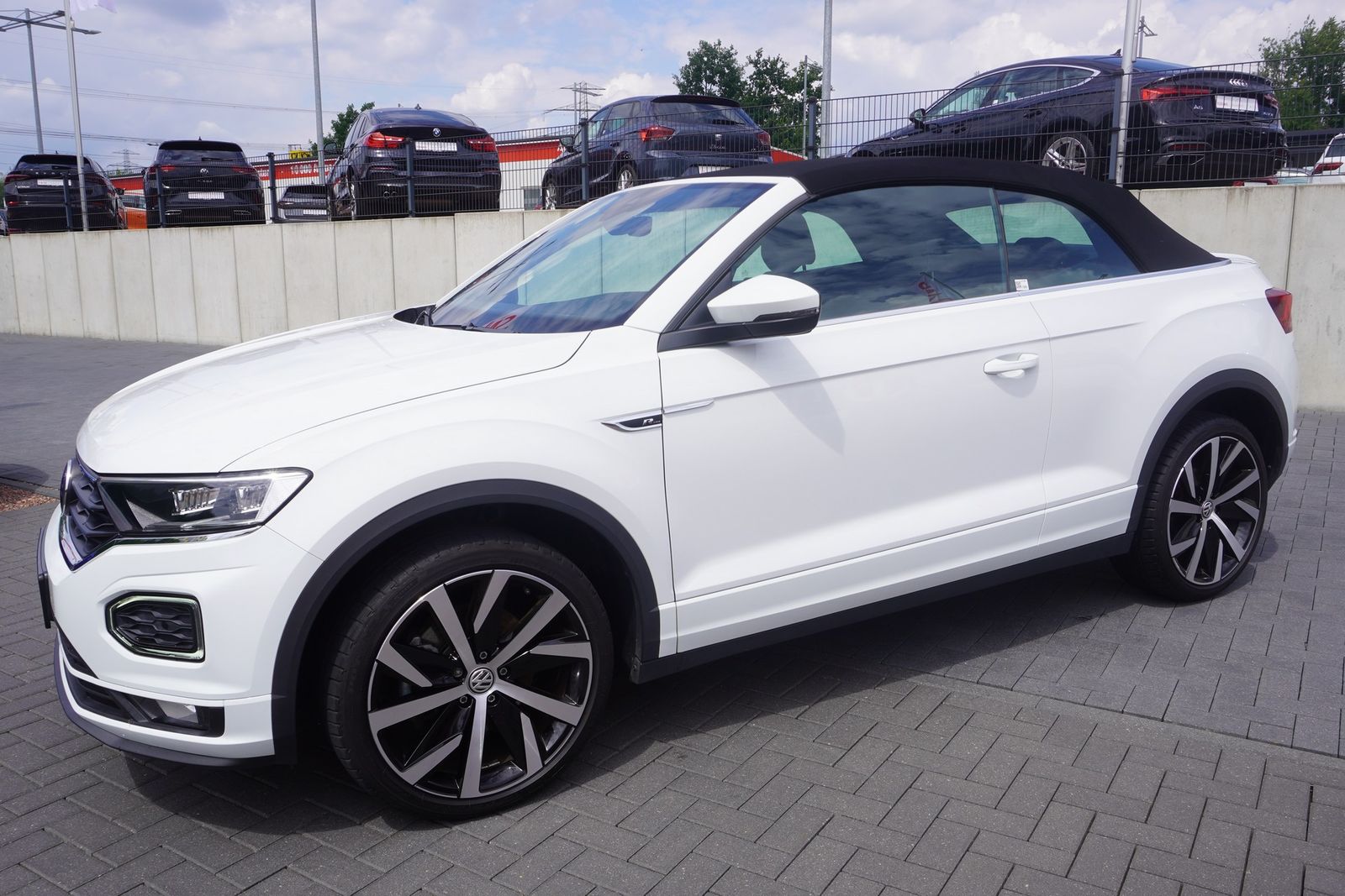 Volkswagen T-Roc 1.5 TSI R-Line - Samsaru's Car Outlet