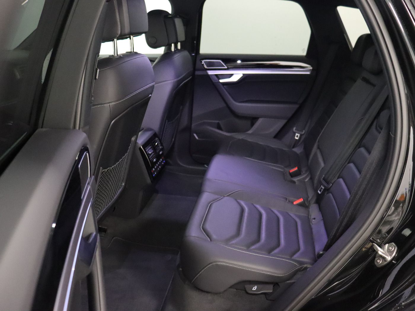 Volkswagen Touareg 3.0 TDI 4 Motion R-Line - Samsaru's Car Outlet