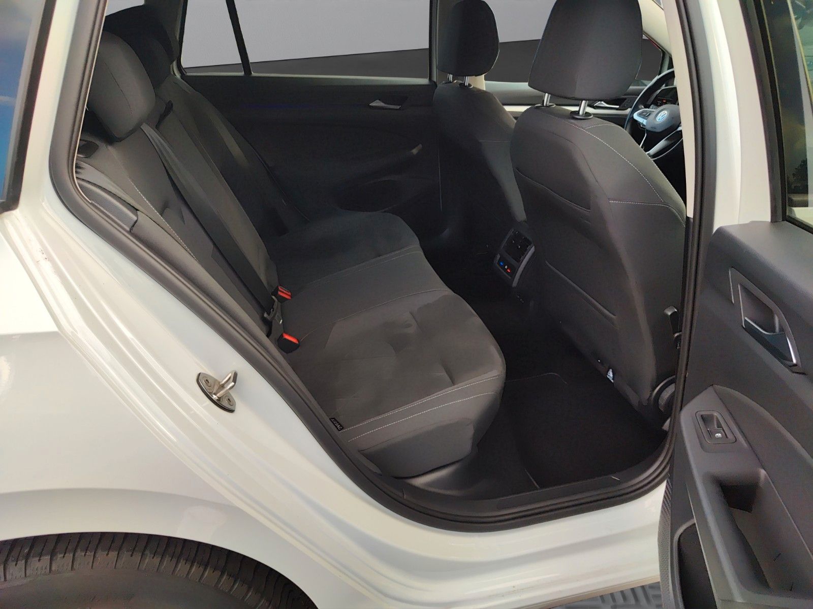 Volkswagen Golf VIII Variant 1.5 TSI - Samsaru's Car Outlet