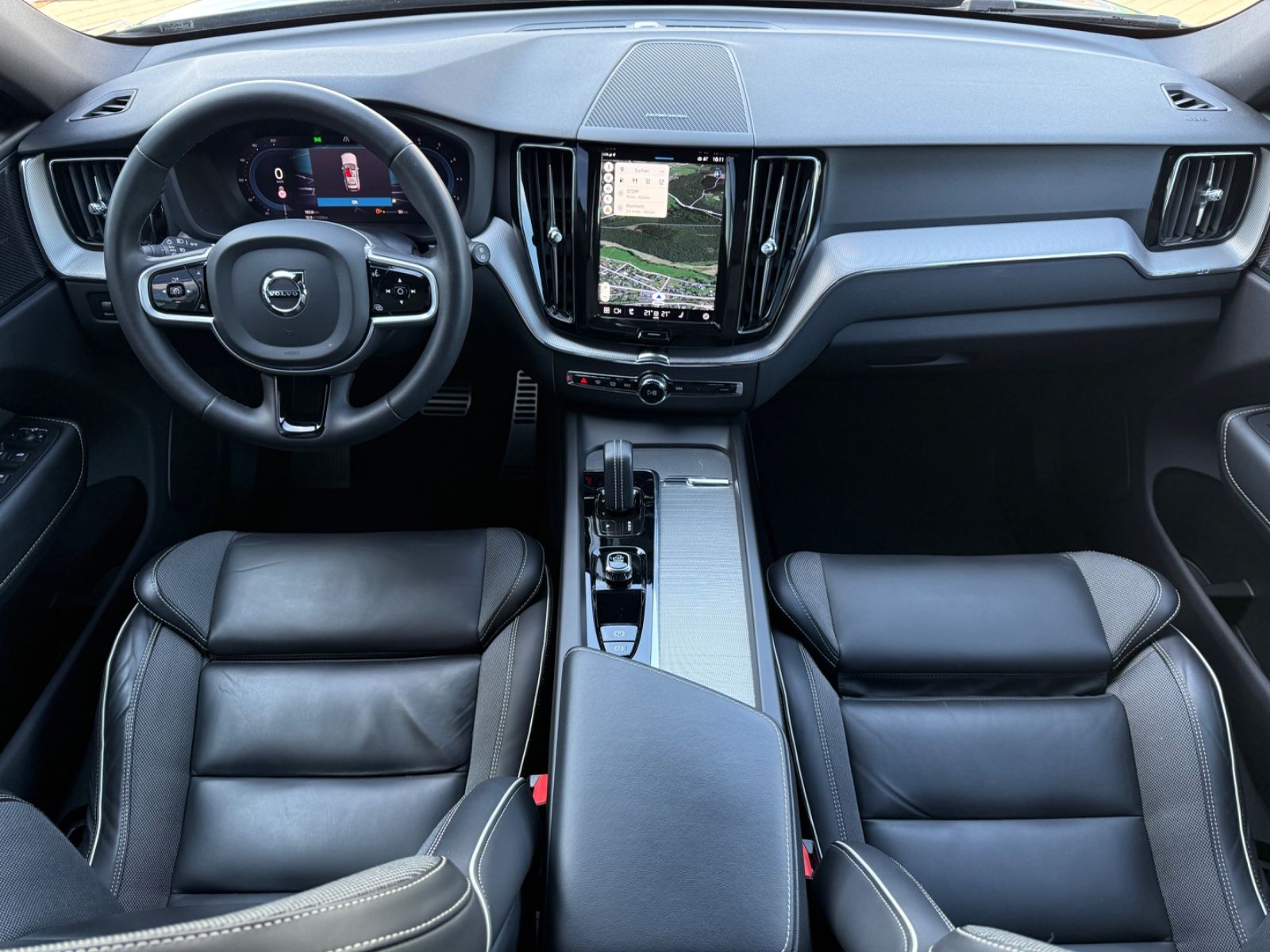 Volvo XC60 R-Design - Samsaru's Car Outlet