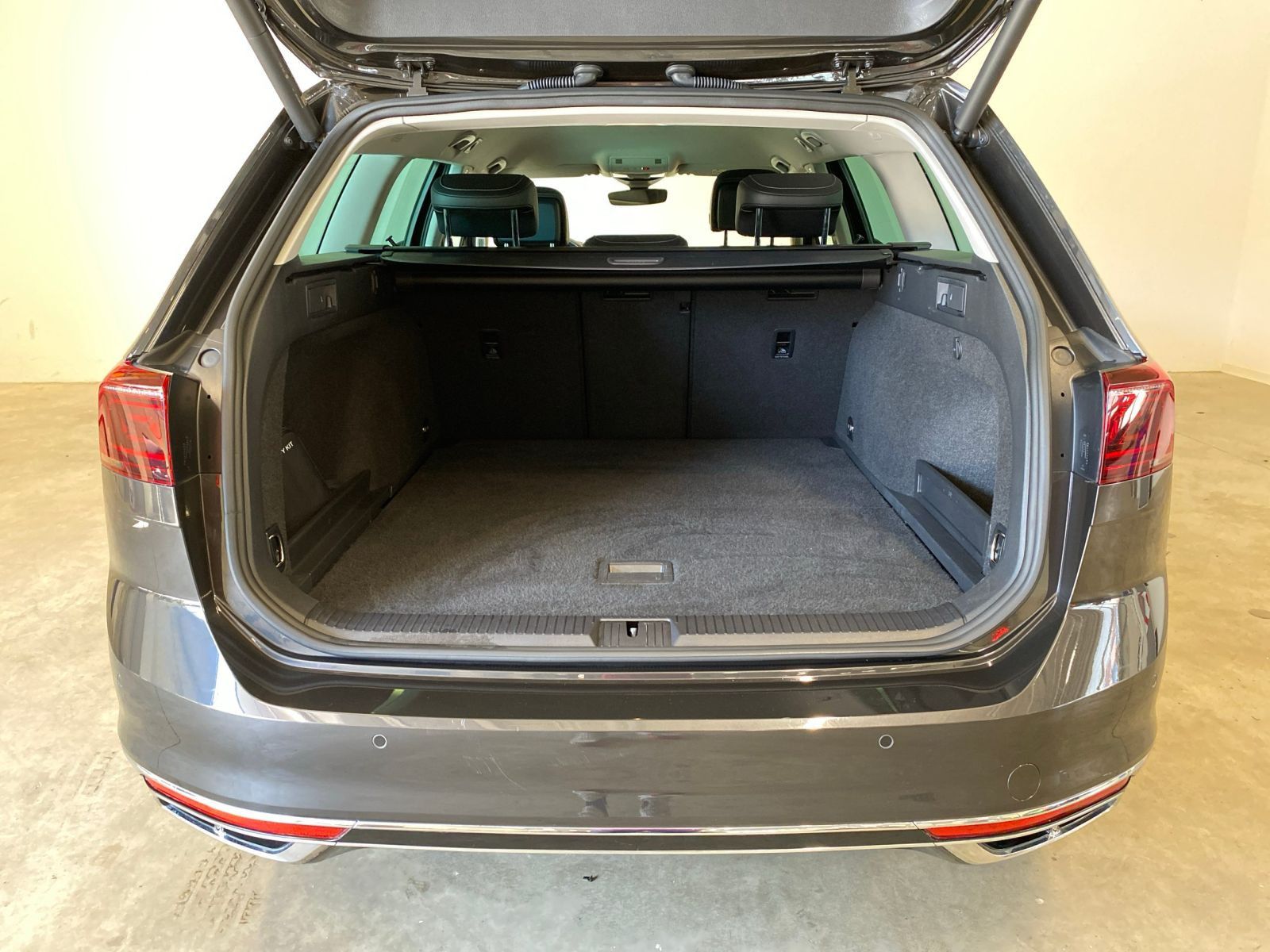 Volkswagen Passat Variant 2.0 TSI Elegance R-Line - Samsaru's Car Outlet