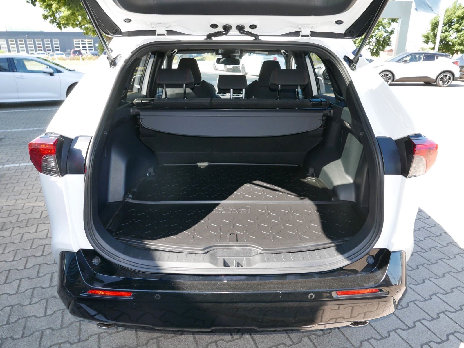 Toyota RAV 4 Plug-in Hybrid 4x4 - Samsaru's Car Outlet