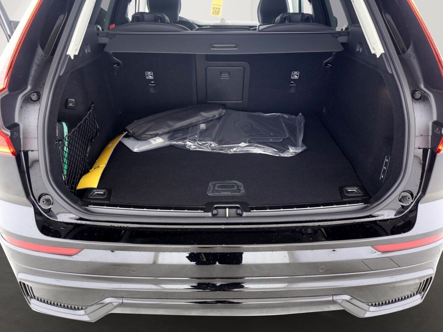 Volvo XC60 T6 Ultra Dark Recharge Plug-In Hybrid AWD - Samsaru's Car Outlet