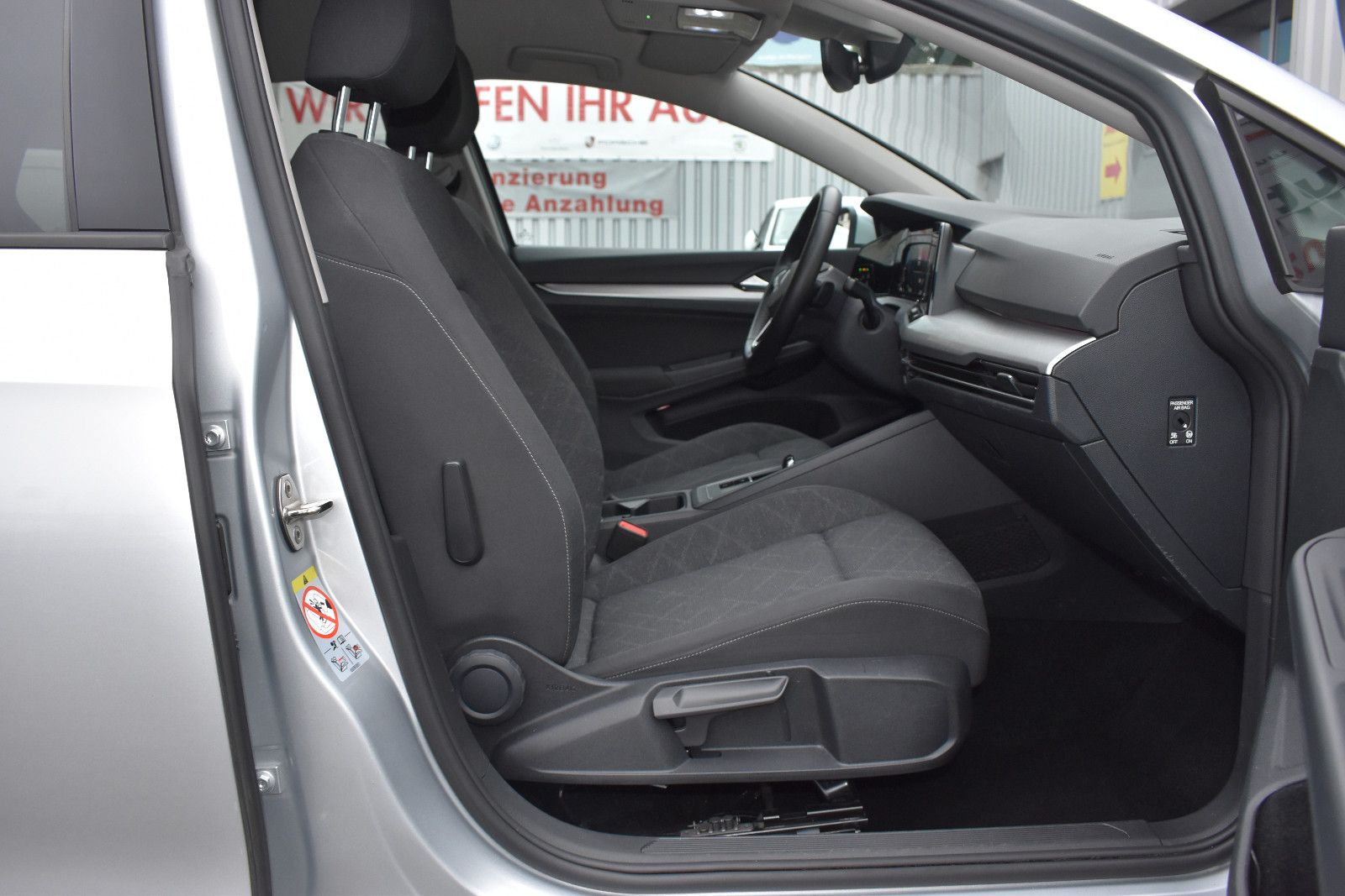 Volkswagen Golf VIII Life - Samsaru's Car Outlet