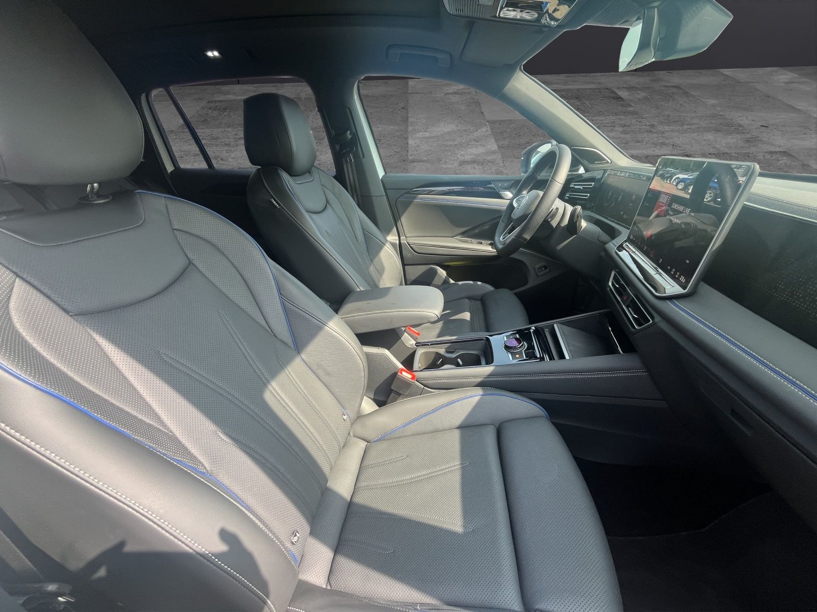 Volkswagen Tiguan TDI R-Line 4M DSG MATRIX AHK PANO 20" NAV