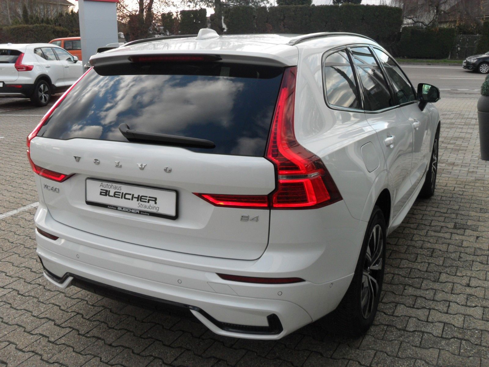 Volvo XC 60 B4 Plus Dark - Samsaru's Car Outlet