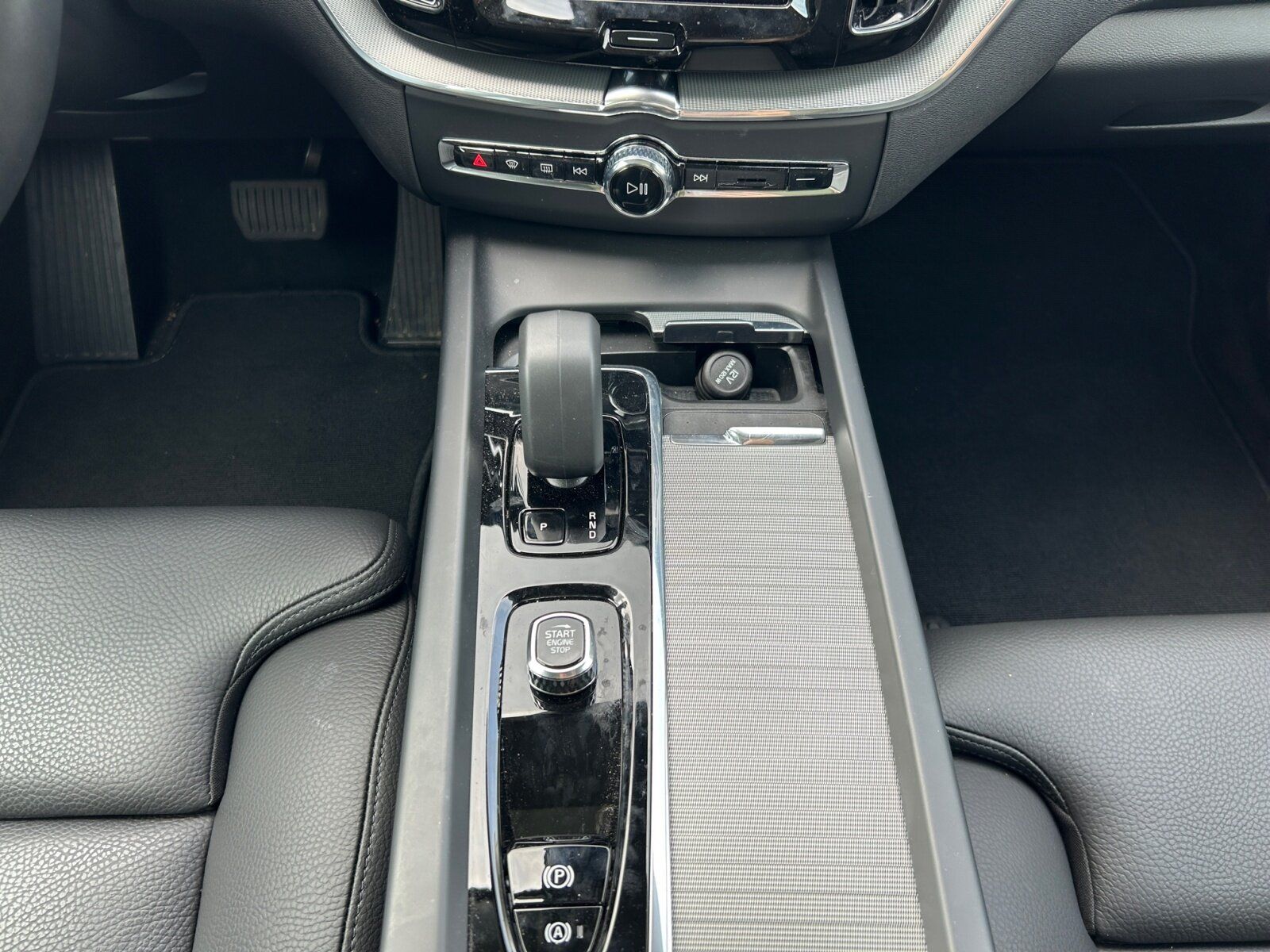 Volvo XC 60 T8 AWD Ultra Dark PlugIn+360Grad+AHK+Leder