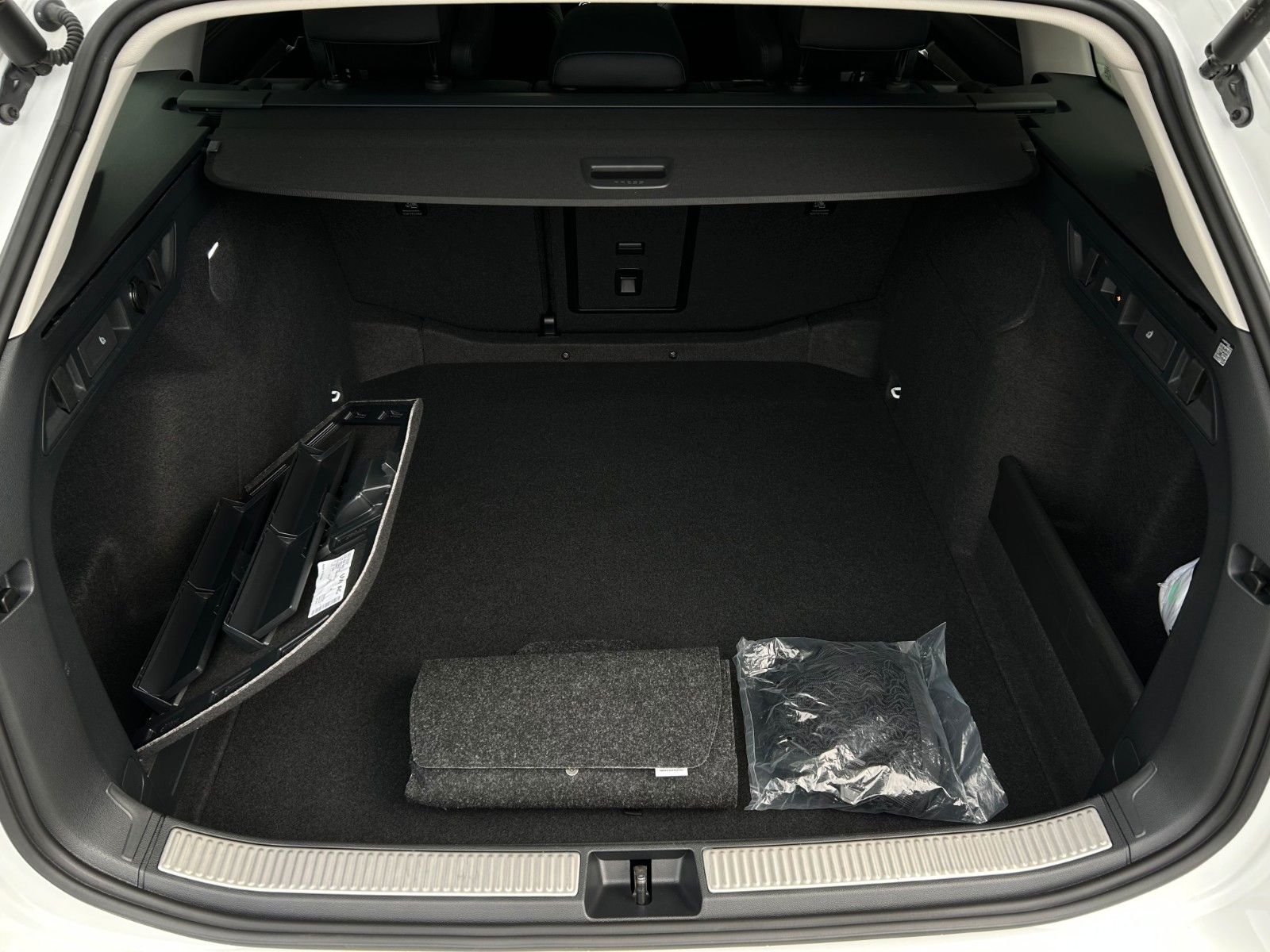 Skoda SUPERB COMBI 4x4 L&K*STHEIZ*VOLL*GARANTIE-2030*