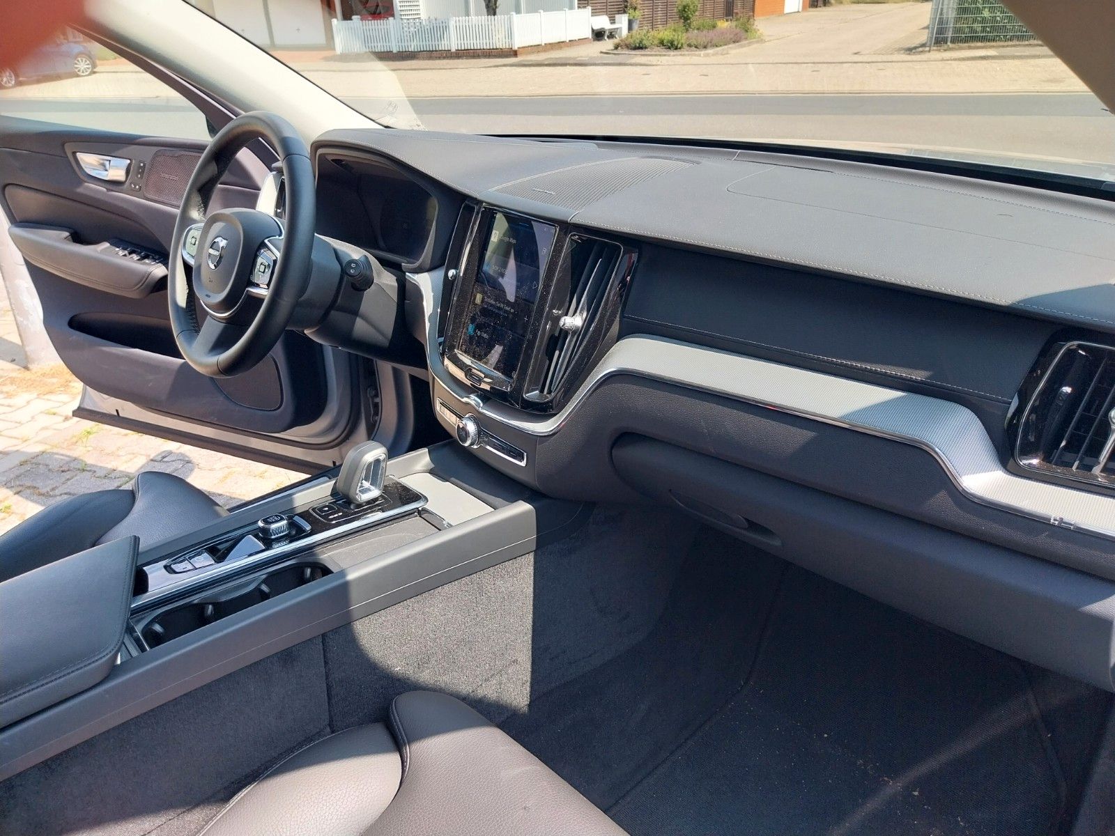 Volvo XC60 Ultimate Dark Recharge Plug-In Hybrid AWD - Samsaru's Car Outlet
