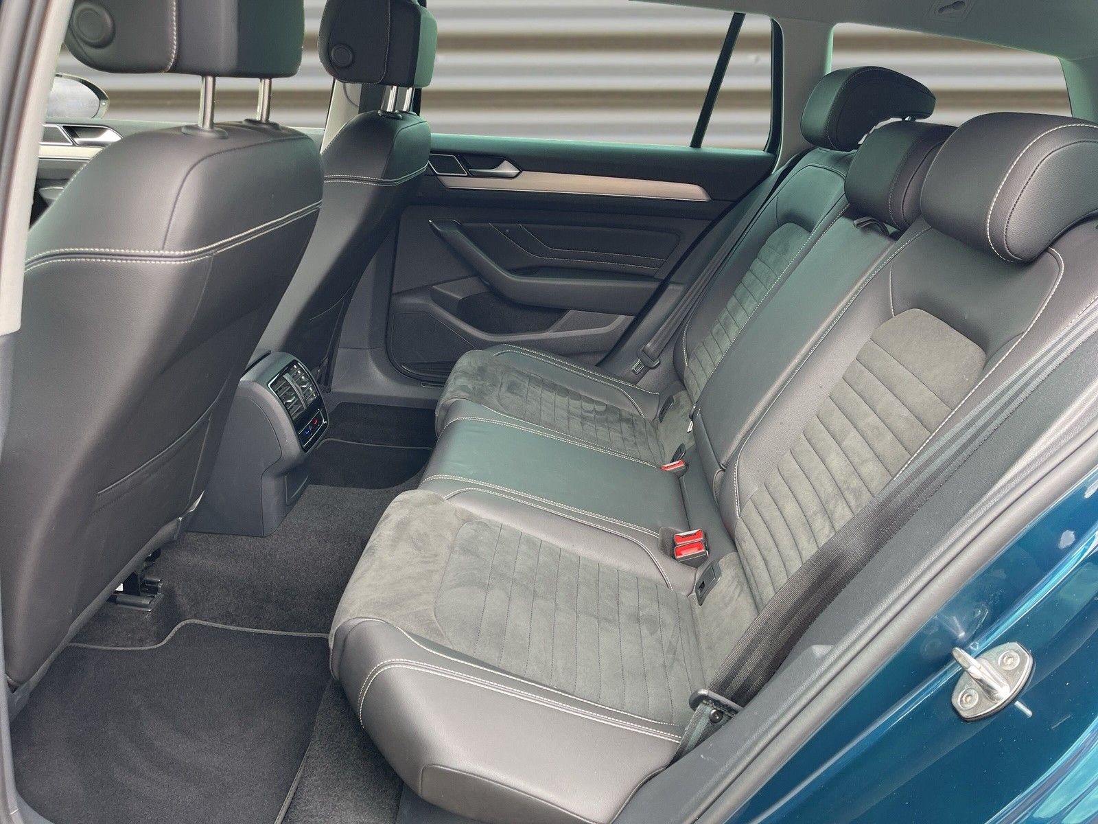 Volkswagen Passat 2.0 TDI Elegance DSG - Samsaru's Car Outlet