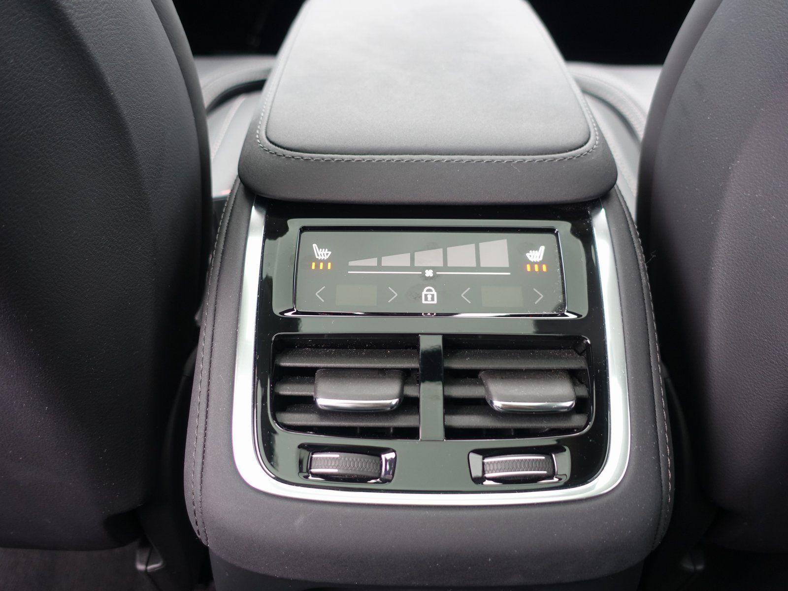 Volvo XC90 Plus Dark T8 AWD Plug-in Hybrid//B&W/AHK