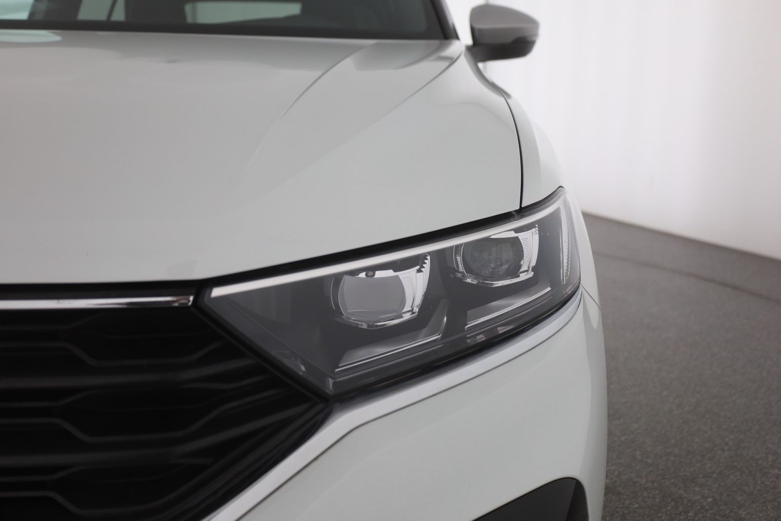 Volkswagen T-Roc 2.0 TSI R 4Motion - Samsaru's Car Outlet