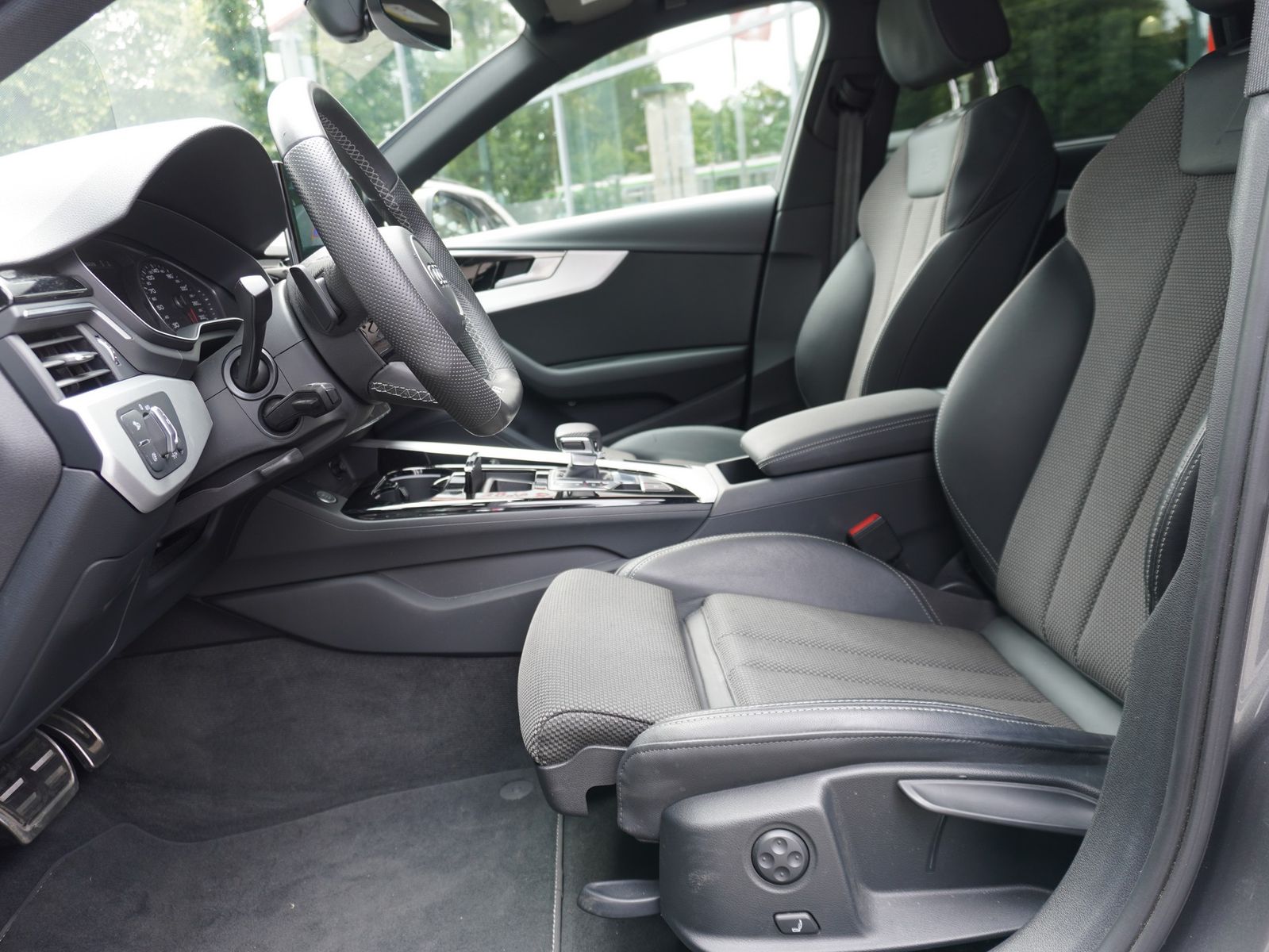 Audi A4 2.0 TDI 35 S-Line - Samsaru's Car Outlet