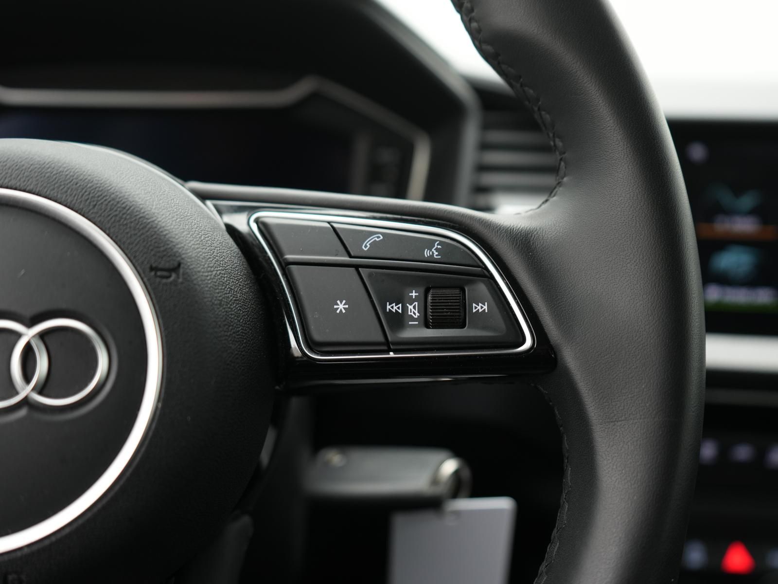 Audi A1 30 TFSI S line,TEMPO,APP,NAVI,SPURH,SHZ,PDC