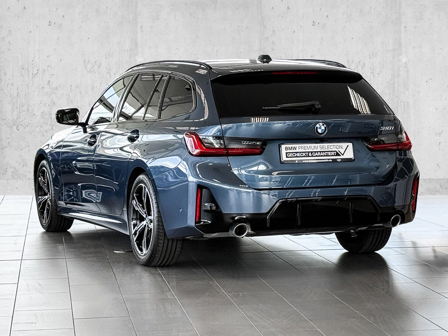 BMW 318i Touring M Sport + DA + PA+ + ACC + HUD + UV