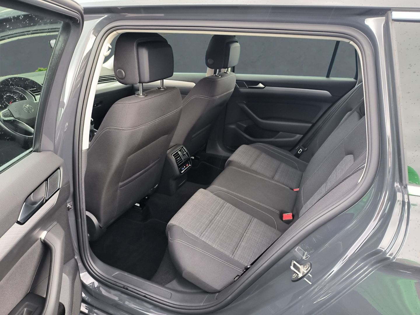 Volkswagen Passat Variant Business 2.0 TDI - Samsaru's Car Outlet