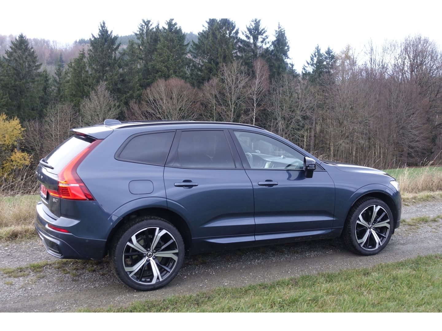Volvo XC60 B4 D AWD MHEV Ultimate Dark / AHK / Pano /