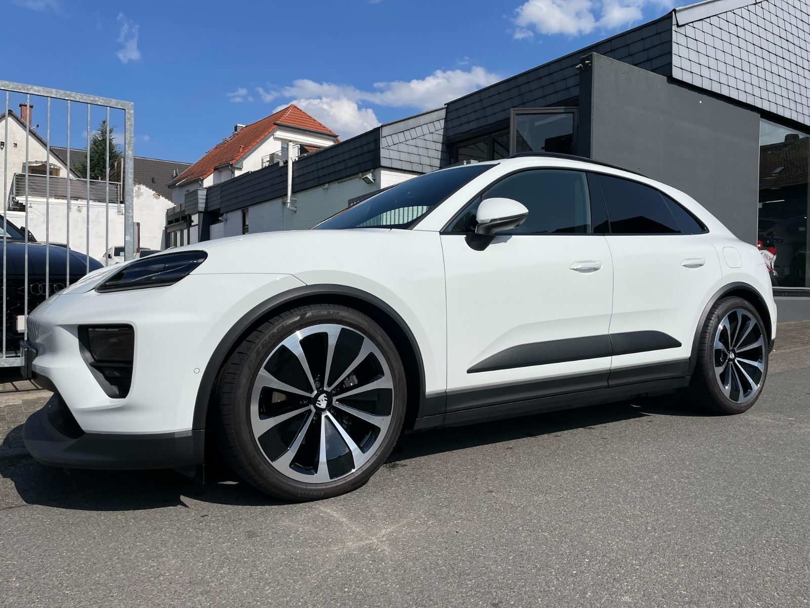Porsche Macan 4 - Samsaru's Car Outlet