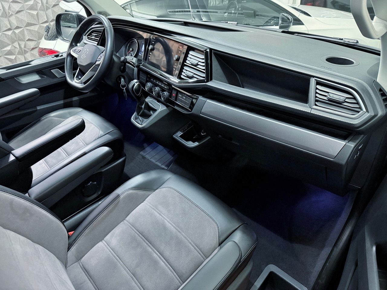 Volkswagen T6.1 Multivan 2.0 TDI DSG 4Motion - Samsaru's Car Outlet