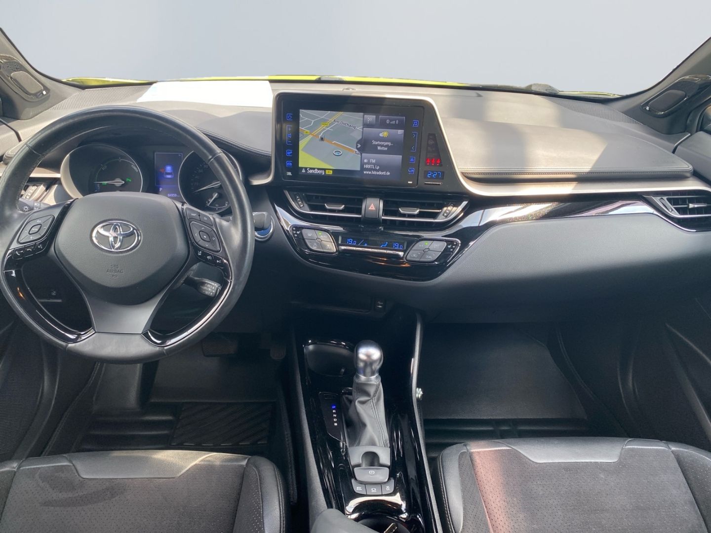 Toyota C-HR 1.8 Hybrid Style Selection - Samsaru's Car Outlet