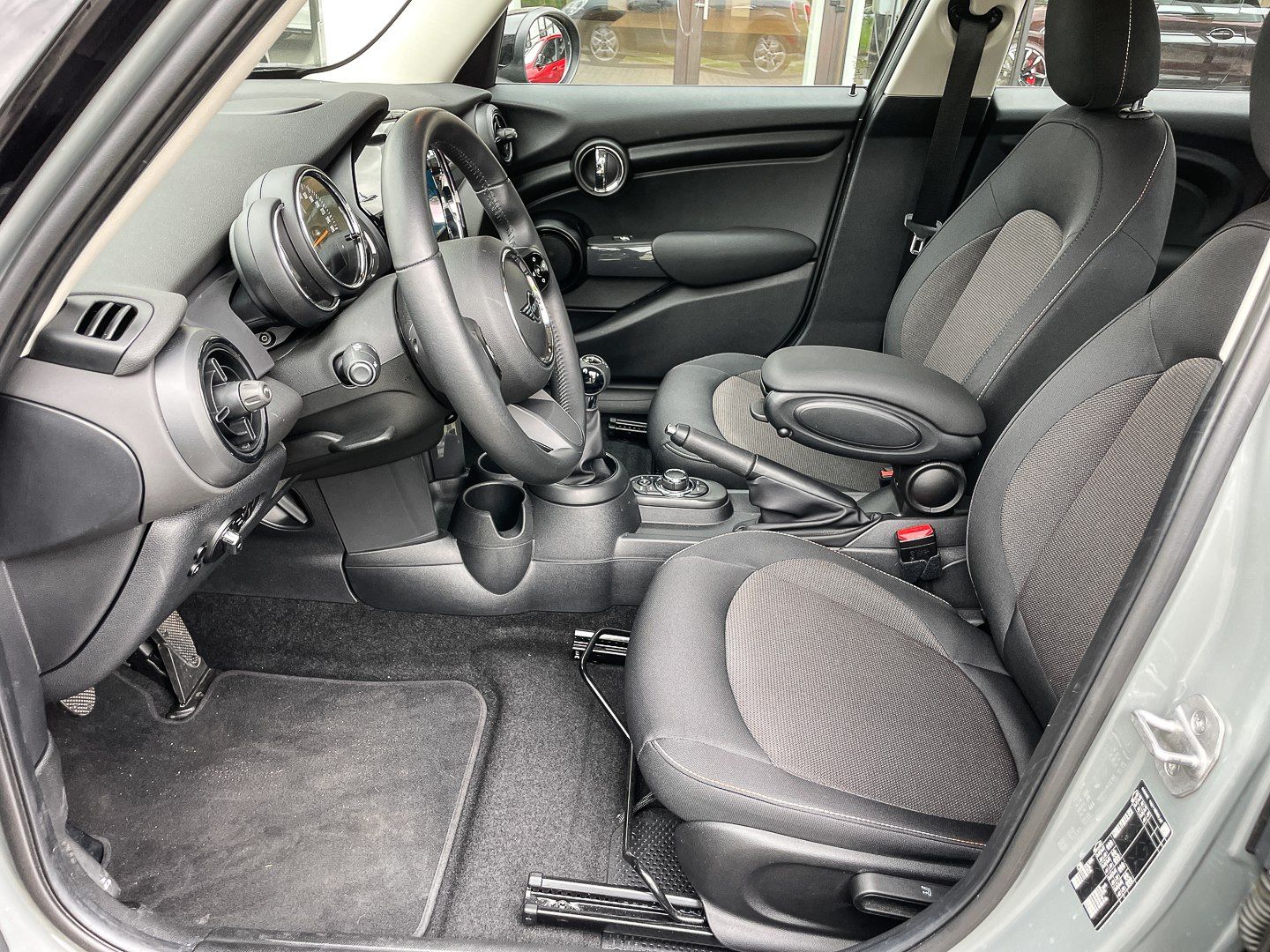 MINI Cooper Essential Trim 5-Türer - Samsaru's Car Outlet