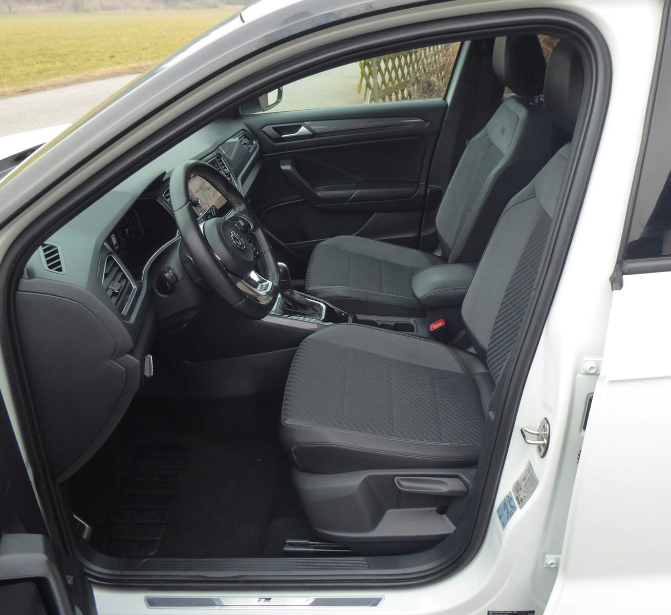 Volkswagen T-Roc Sport R-LINE - Samsaru's Car Outlet