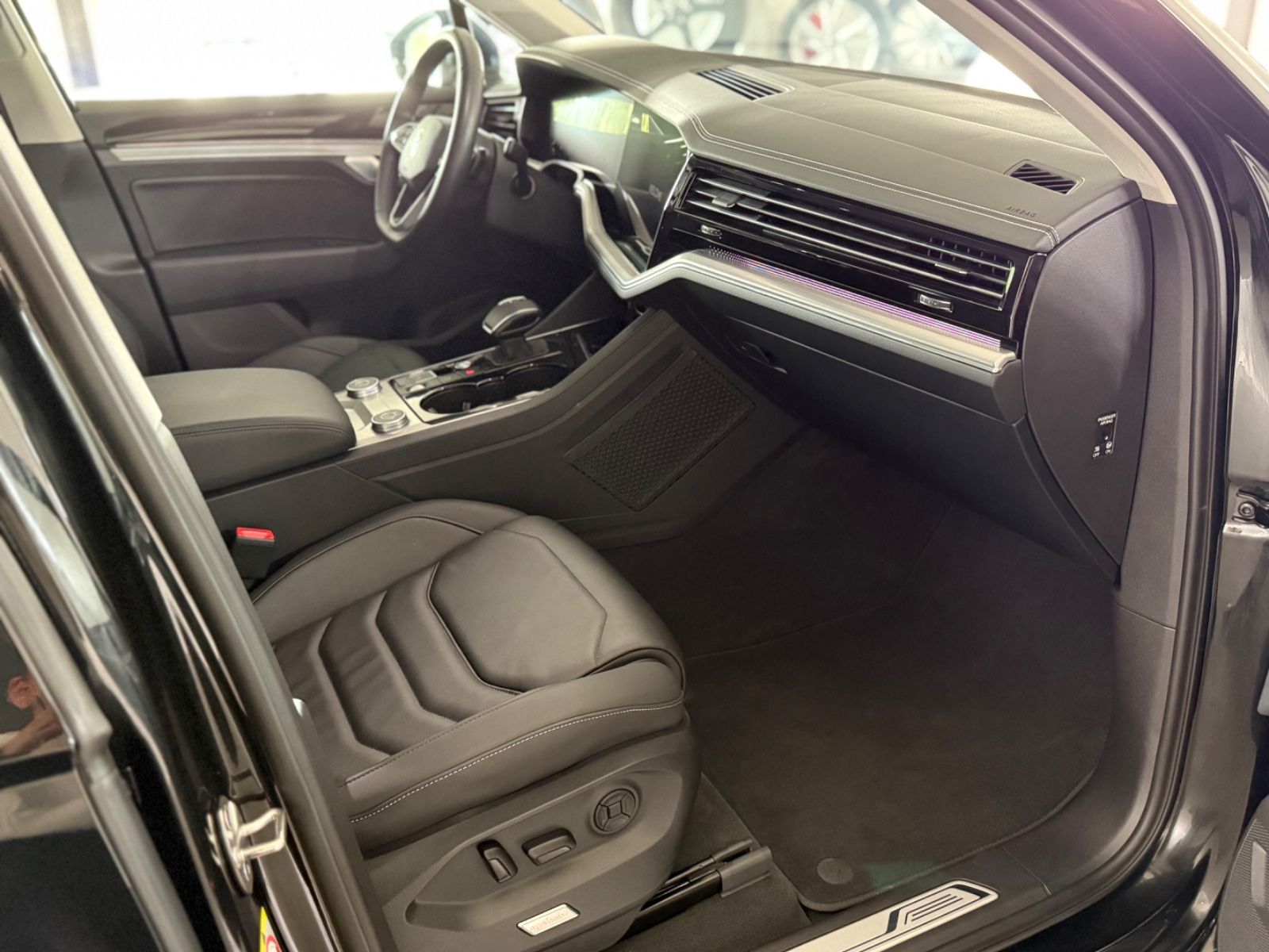 Volkswagen Touareg R-Line 4Motion - Samsaru's Car Outlet