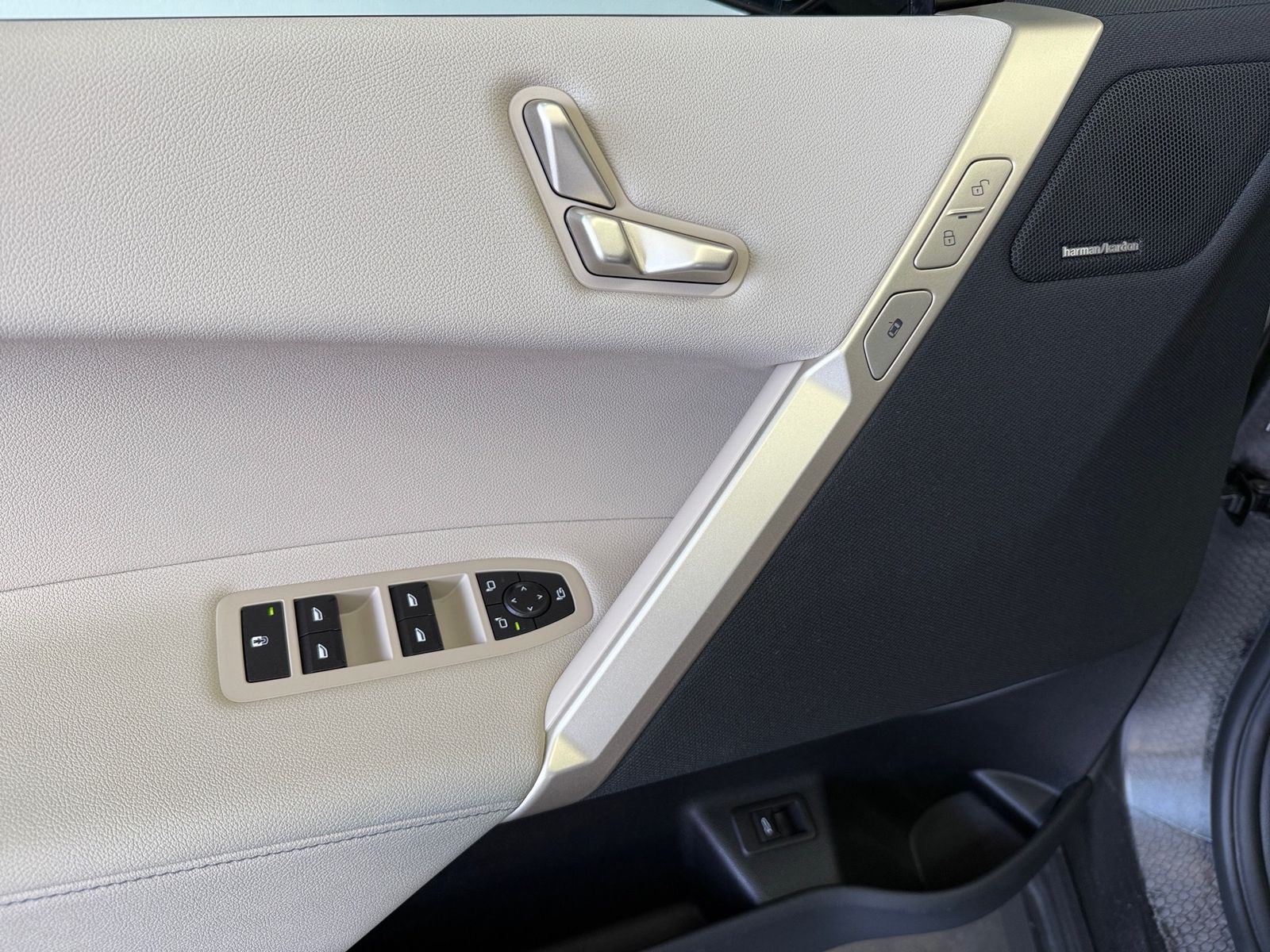 BMW iX40xDrive*LED*ACC*360*H&K*Leder*Atelier oyster*
