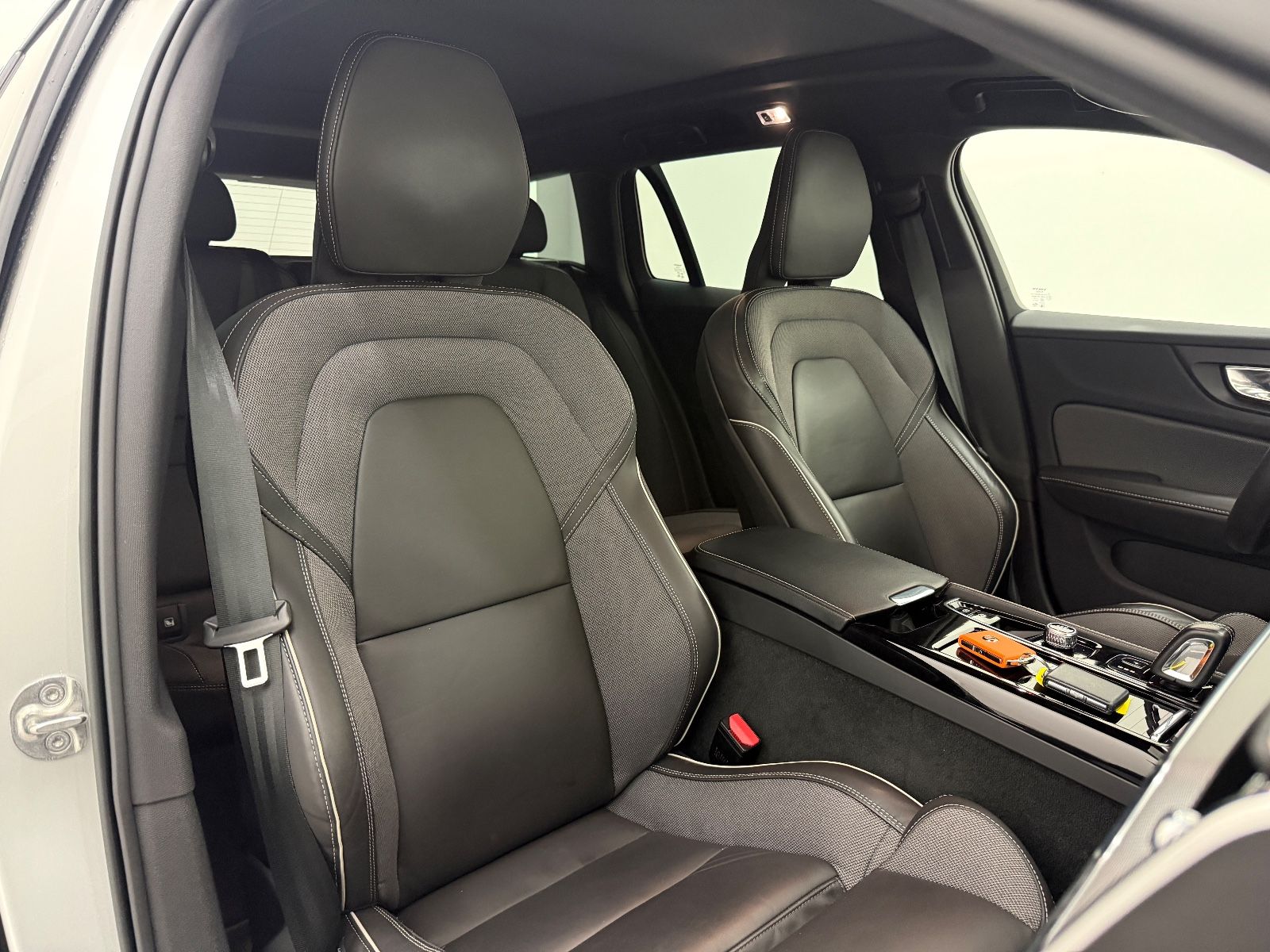 Volvo V60 Kombi Plus Dark Recharge Plug-In Hybrid AWD