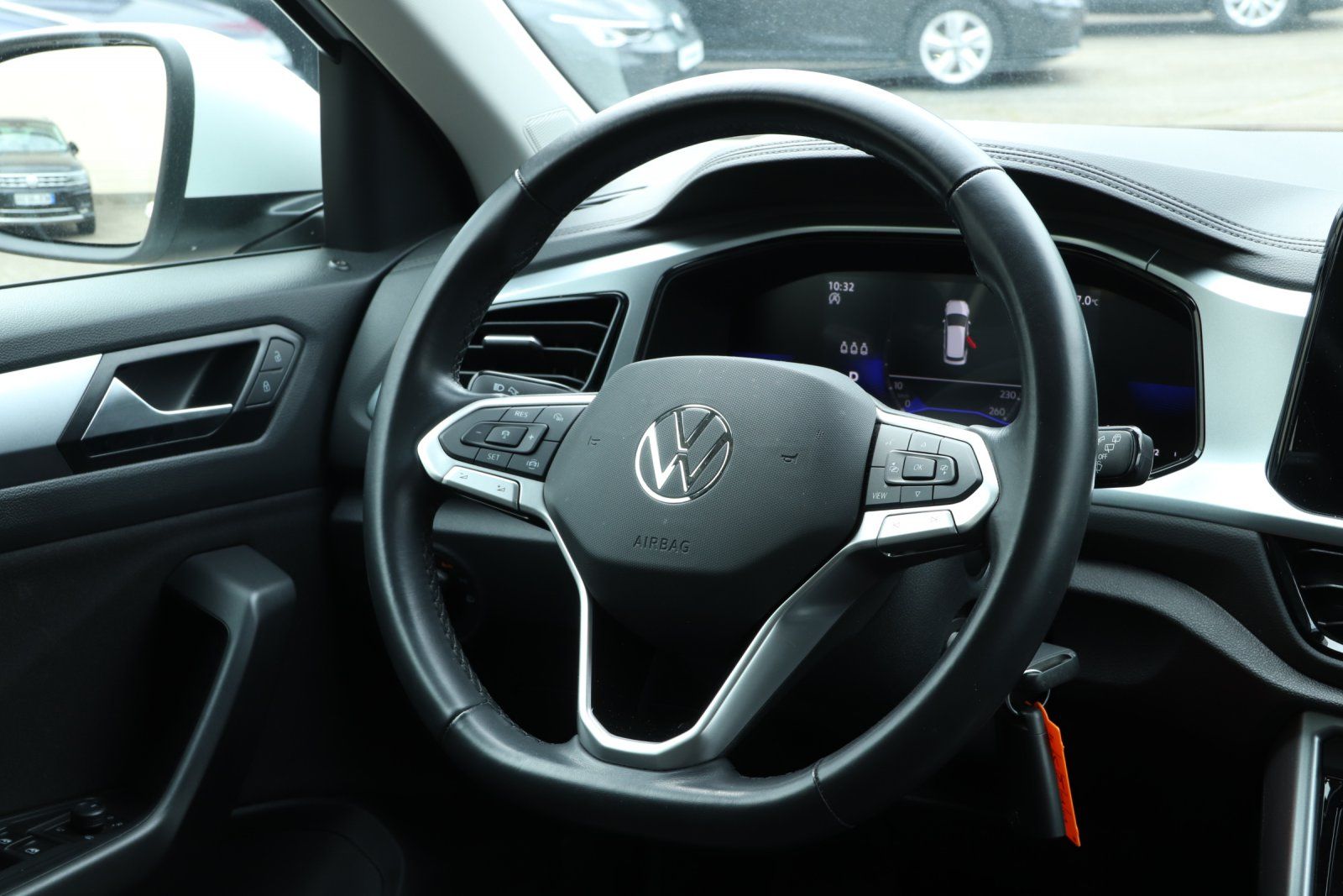 Volkswagen T-Roc 1.5 TSI Life - Samsaru's Car Outlet
