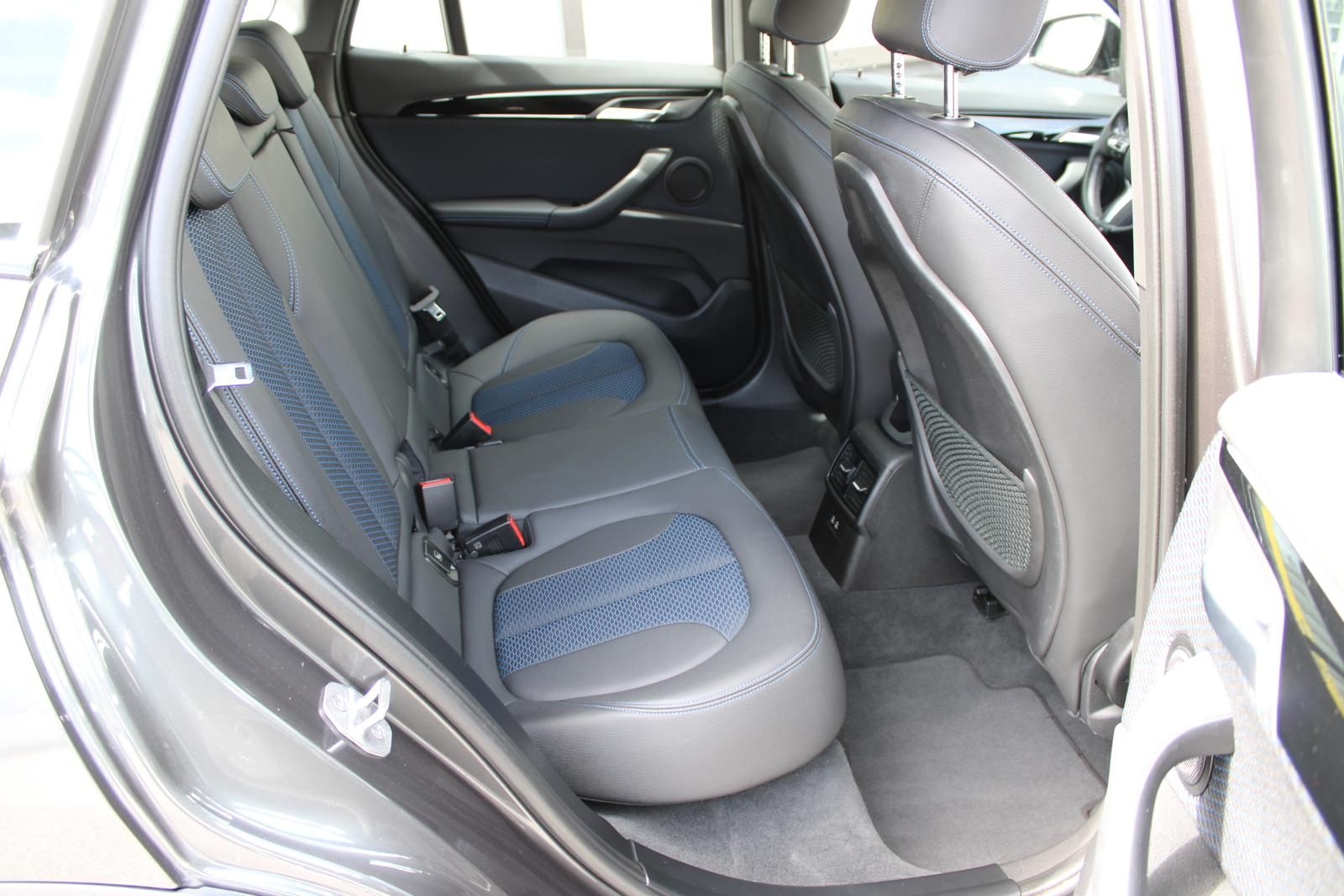 BMW X1 xDrive 20 i M Sportpaket - Samsaru's Car Outlet