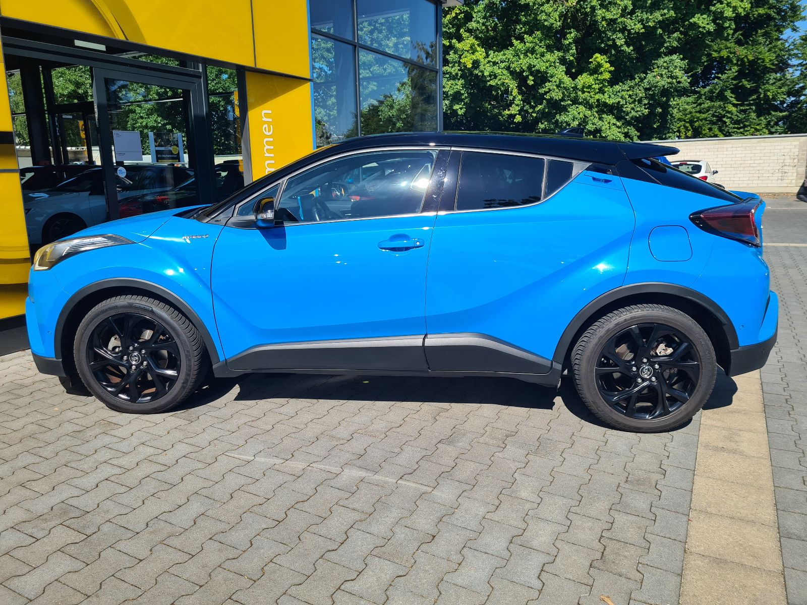 Toyota C-HR Hybrid Style - Samsaru's Car Outlet
