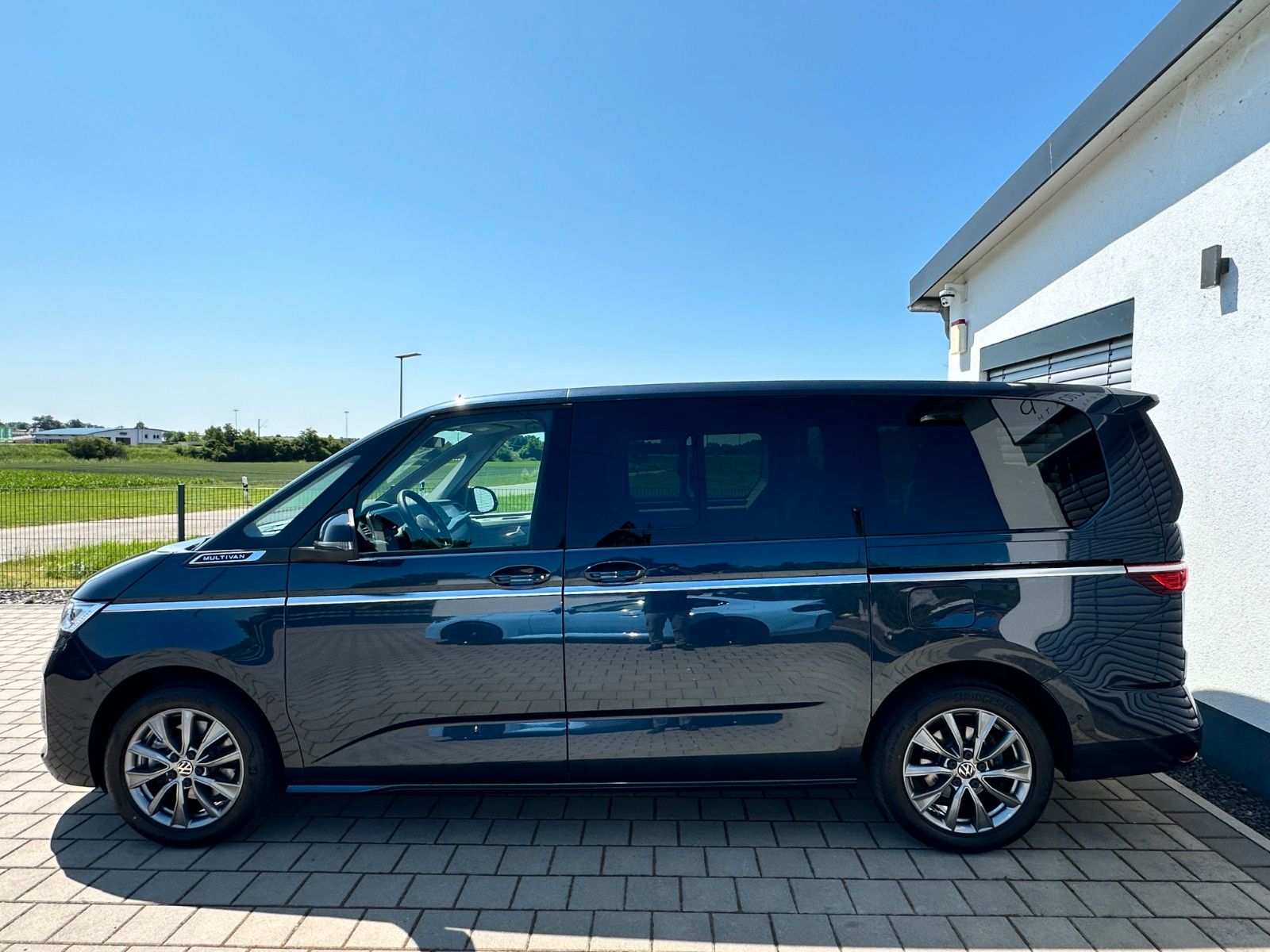 Volkswagen T7 Multivan 2.0 TDI - Samsaru's Car Outlet