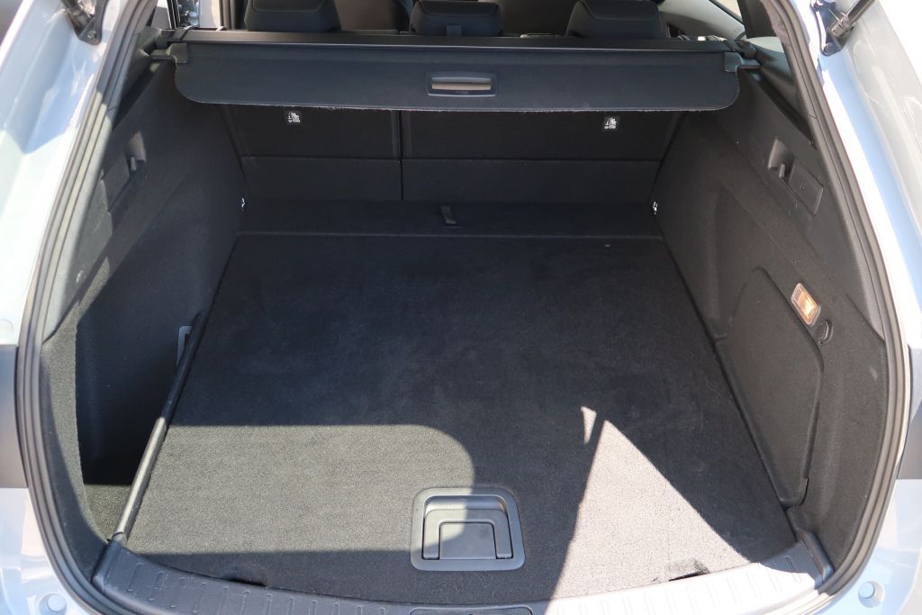 Toyota Corolla 2.0 Hybrid Touring S - Samsaru's Car Outlet