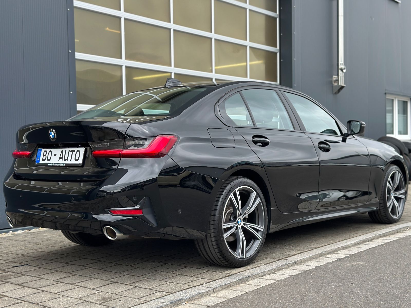 BMW 320 d xDrive Laser Leder HuD Key Innovation - Samsaru's Car Outlet