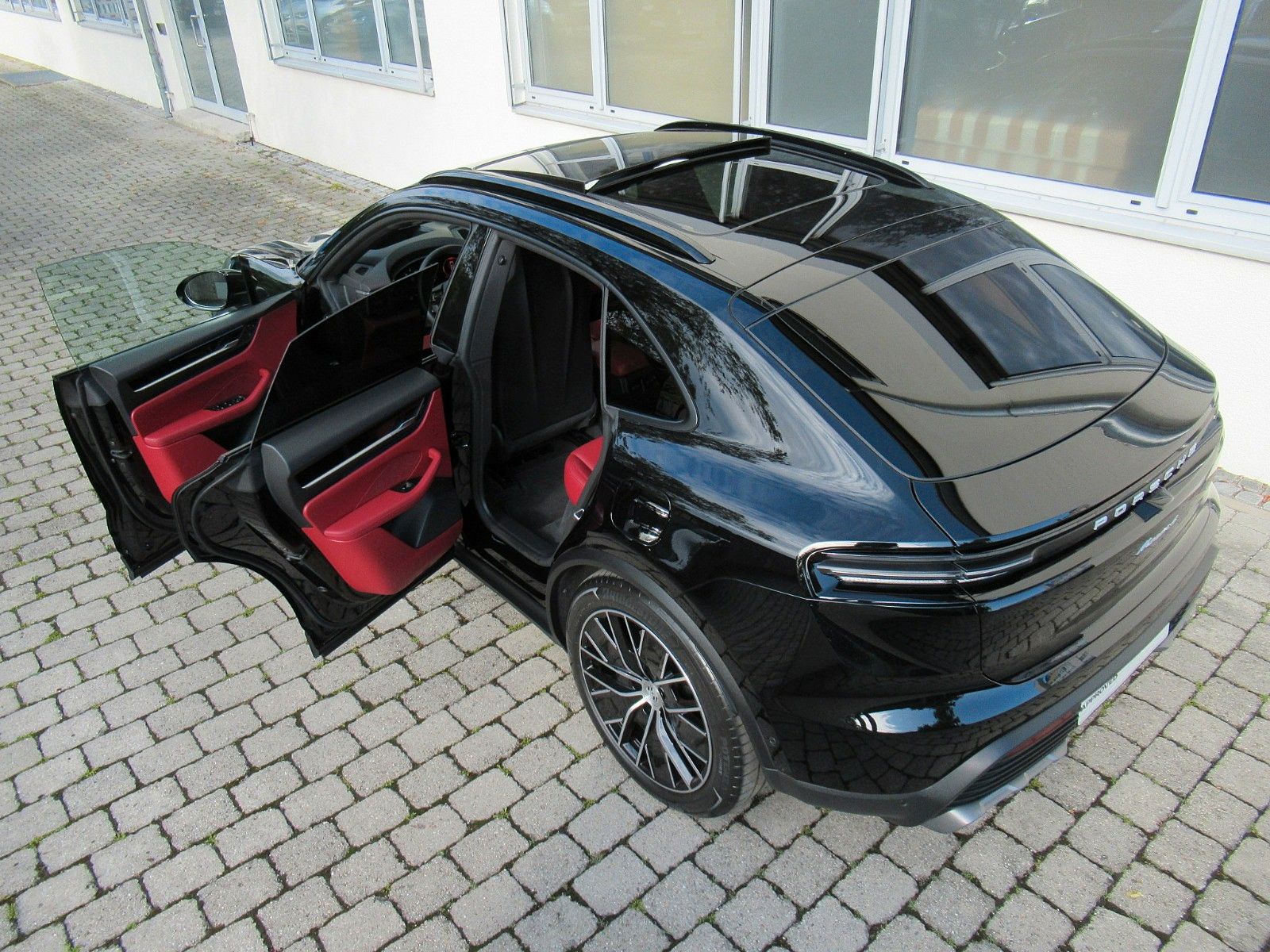 Porsche MACAN 4e - Samsaru's Car Outlet