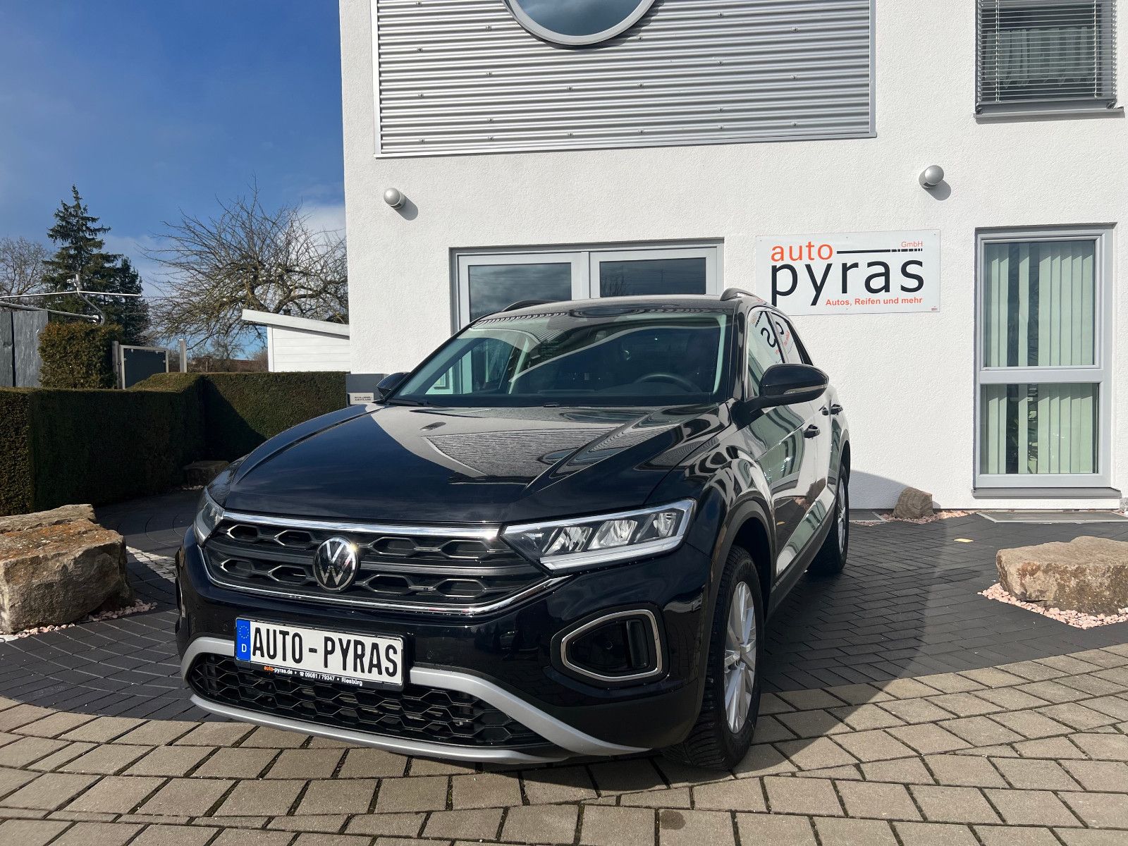 Volkswagen T-Roc Life TSI - Samsaru's Car Outlet