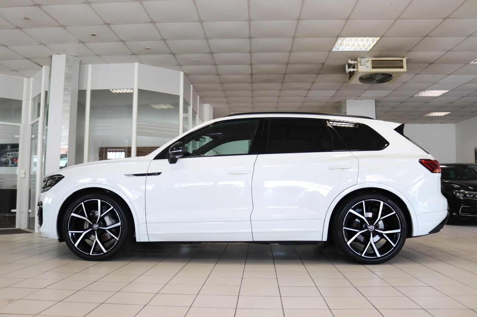 Volkswagen Touareg 2x R-Line Black - Samsaru's Car Outlet