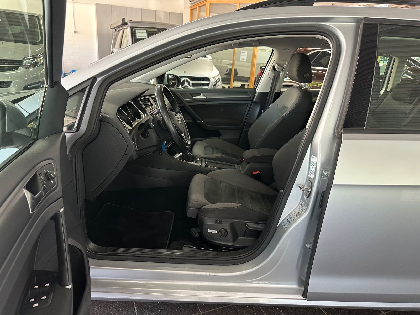 Volkswagen Golf VII 2.0 TDI Var. Comfortline - Samsaru's Car Outlet