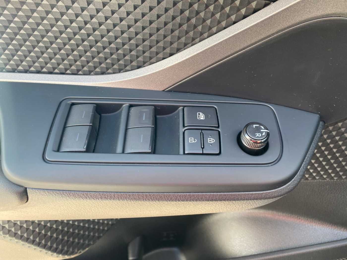 Toyota C-HR 1.8 Hybrid Flow - Samsaru's Car Outlet