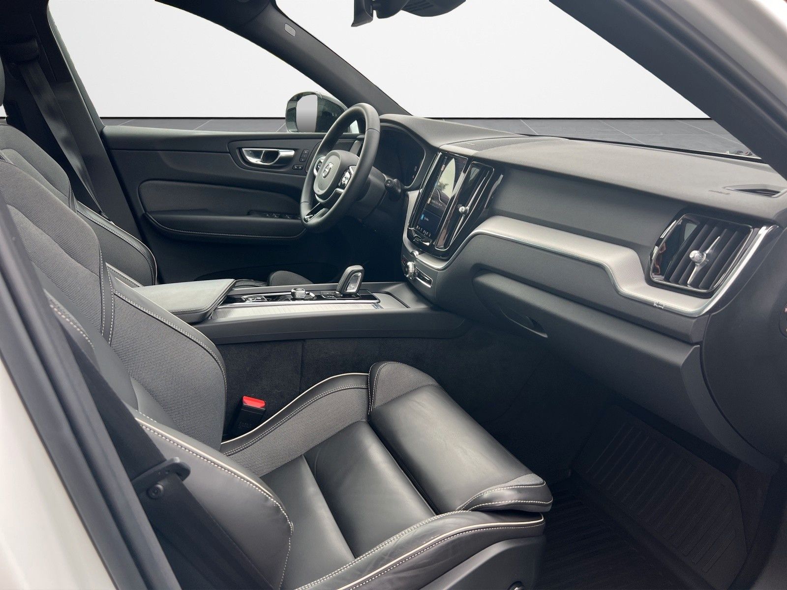 Volvo XC60 B4 D AWD R Design - Samsaru's Car Outlet