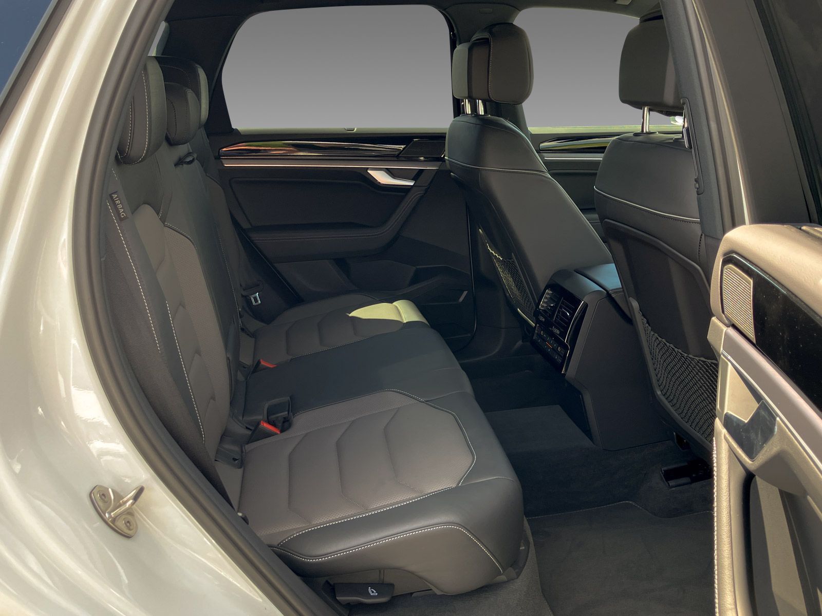 Volkswagen Touareg R-Line 3.0 V6 TDI - Samsaru's Car Outlet