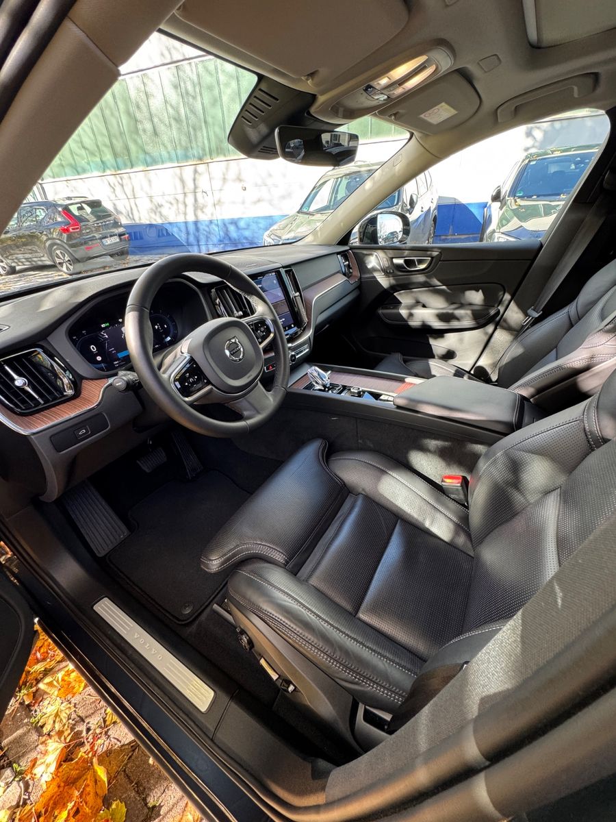 Volvo XC60 B4 PLUS DARK +PANO+GOOGLE+AHK+STANDHZG+1.HD