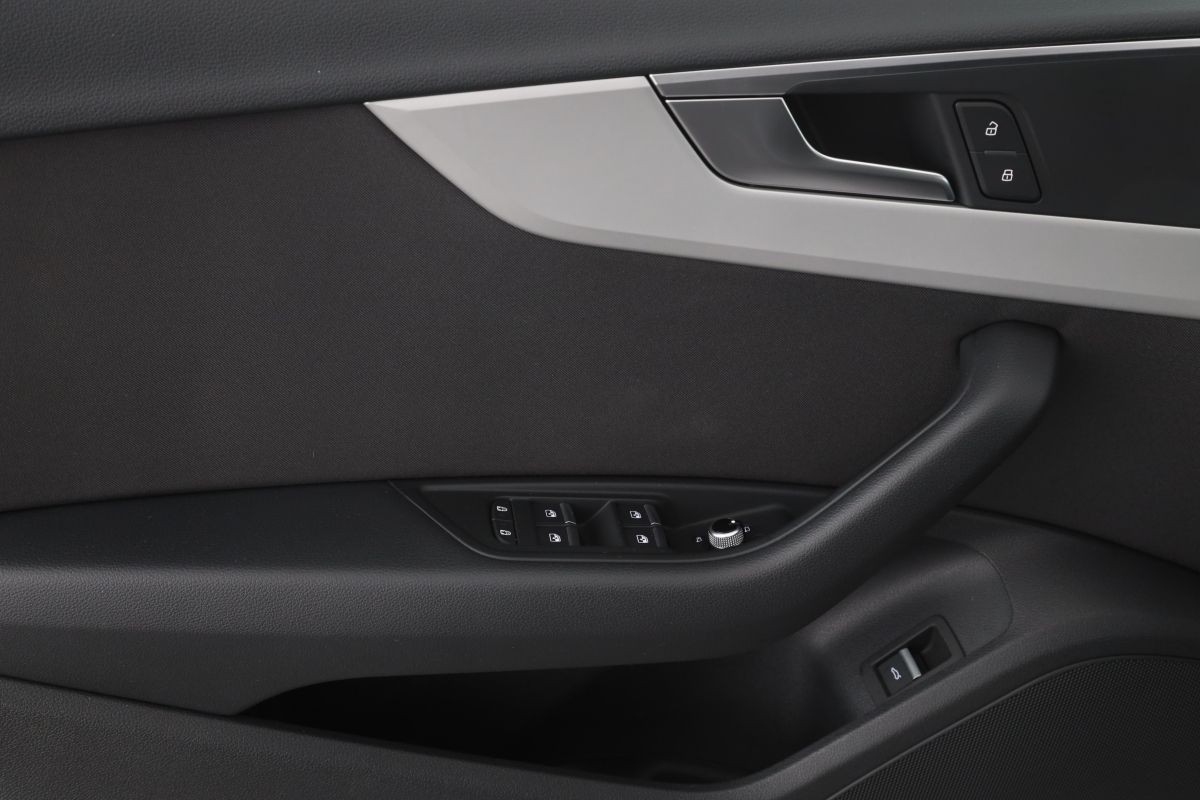 Audi A4 Avant 40 TFSI quattro advanced - Samsaru's Car Outlet